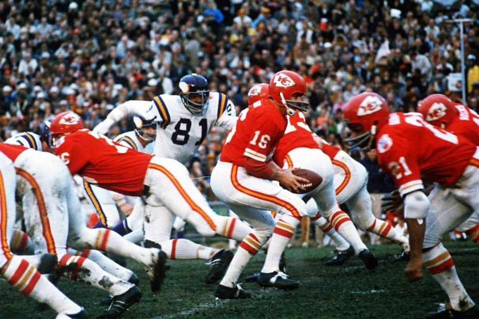 Len Dawson (16) en acción durante un juego de los Chiefs, en 1970.