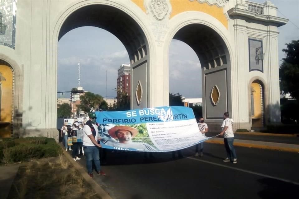 Familiares de Porfirio Pérez Martín, desaparecido el 20 de abril en Coyula, Tonalá, caminan por la Avenida  Vallarta para exigir su localización. Tomarán López Mateos hasta Casa Jalisco.