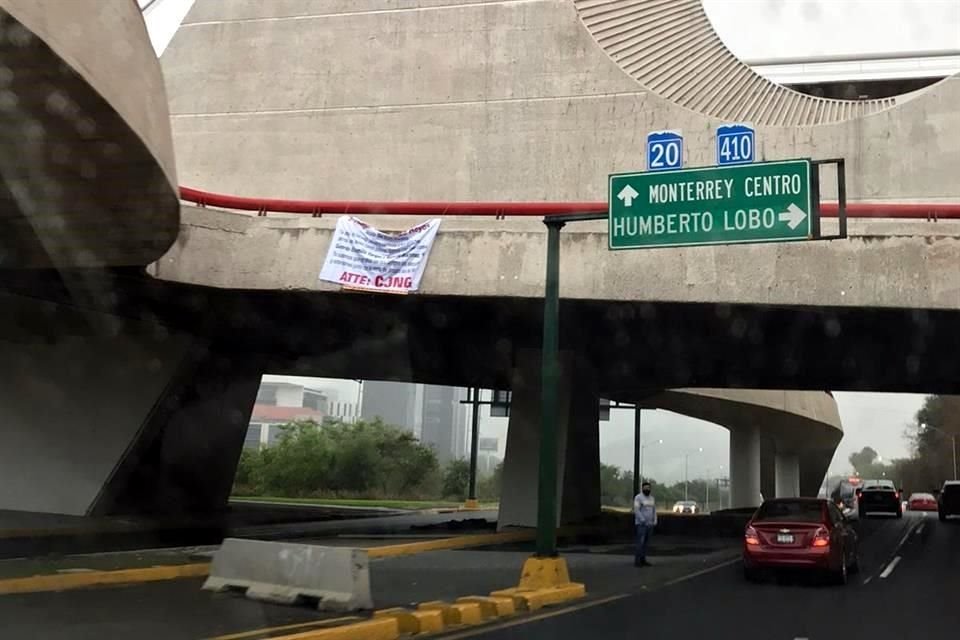 En la manta, que está firmada con las iniciales CJNG, acusan a la policía sampetrina de estar implicada en secuestros, extorsiones y venta de droga.