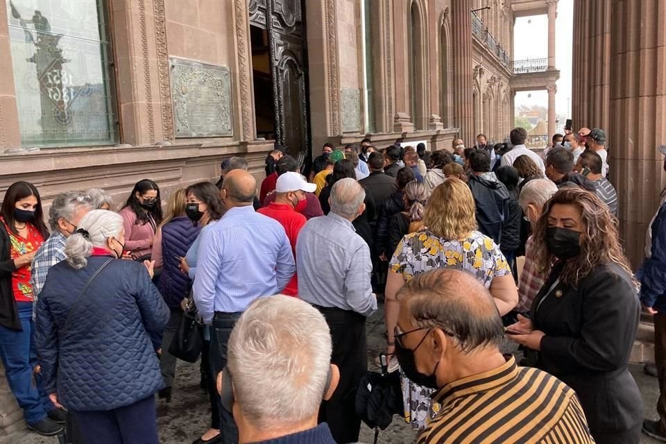 Trabajadores sindicalizados estatales se manifestaron esta mañana en las instalaciones de la Tesorería estatal y posteriormente en Palacio de Gobierno.