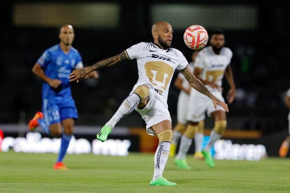 Dani Alves buscó ayudar en todo momento.