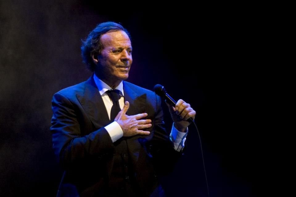 Julio Iglesias reapareció a través de redes sociales para desmentir los rumores sobre su estado de salud; asegura que se encuentra bien.