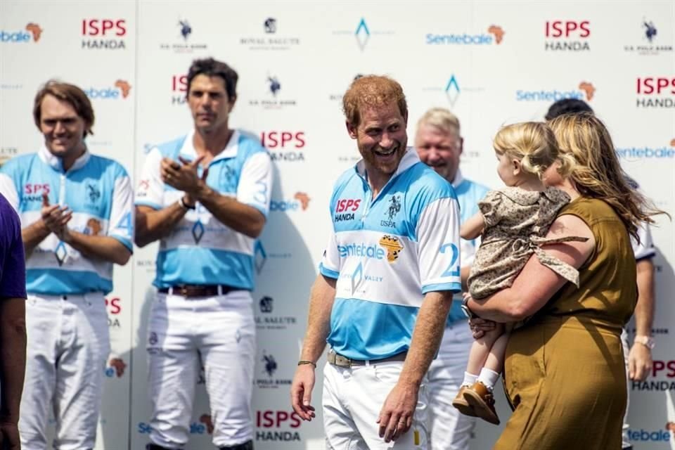 El Príncipe Enrique fue captado tomando un jet privado para asistir a un partido de polo (en foto); en el pasado ha sido criticado por ayudar a afectar el ambiente con estos vuelos.