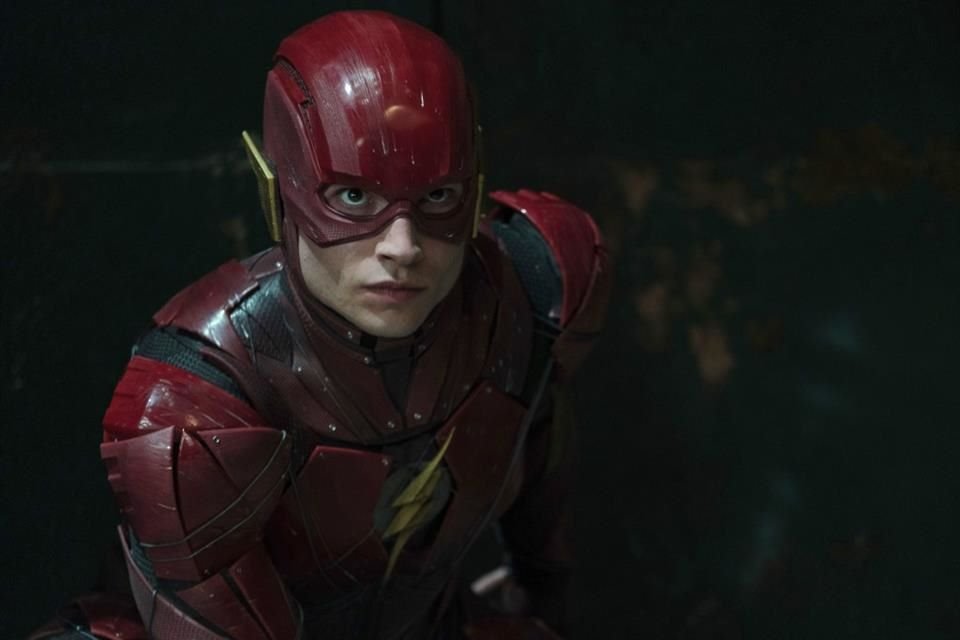 Ezra Miller se reunió con los directivos de Warner Bros. para disculparse por su comportamiento y asegurar su compromiso con 'The Flash'.