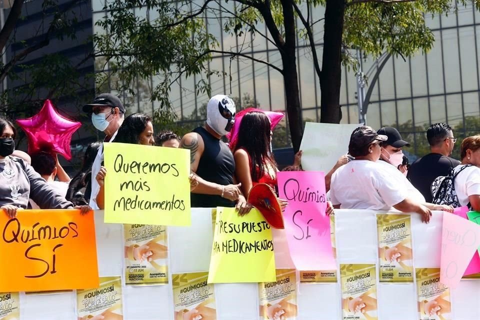 Padres y madres de familia exigen garantizar abasto de medicamentos.