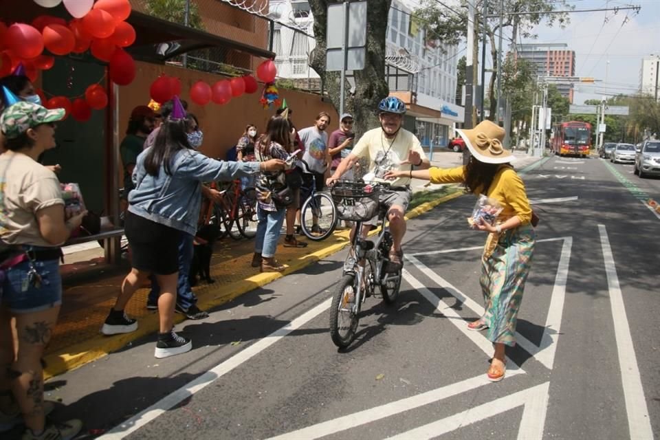 Con globos, dulces y flores, los colectivos acudieron a la senda en Avenida Hidalgo.