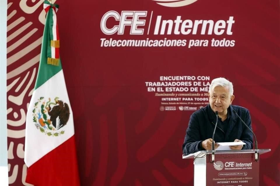 El Presidente dijo a los electricistas que les correspondía llevar el internet a todo México como a sus antecesores, llevar la luz eléctrica.