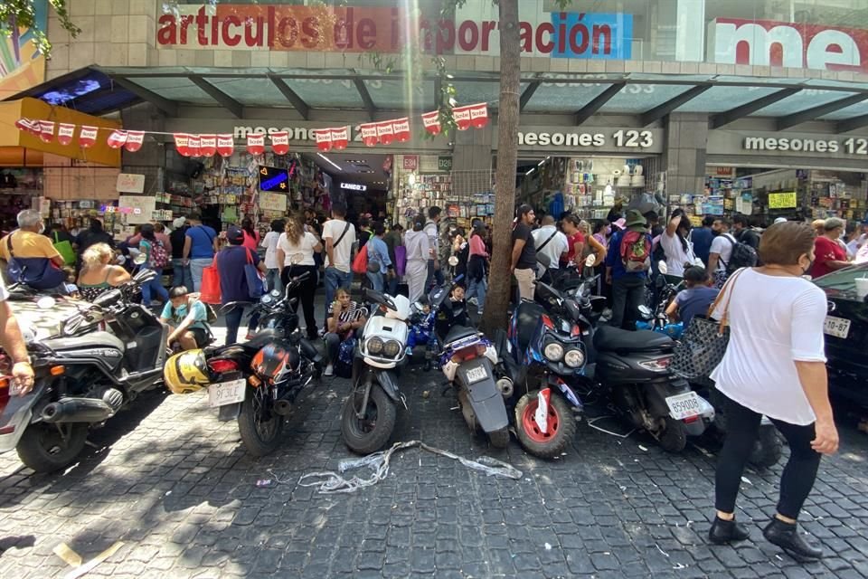 Motocicletas invaden hasta plazas en el Centro.