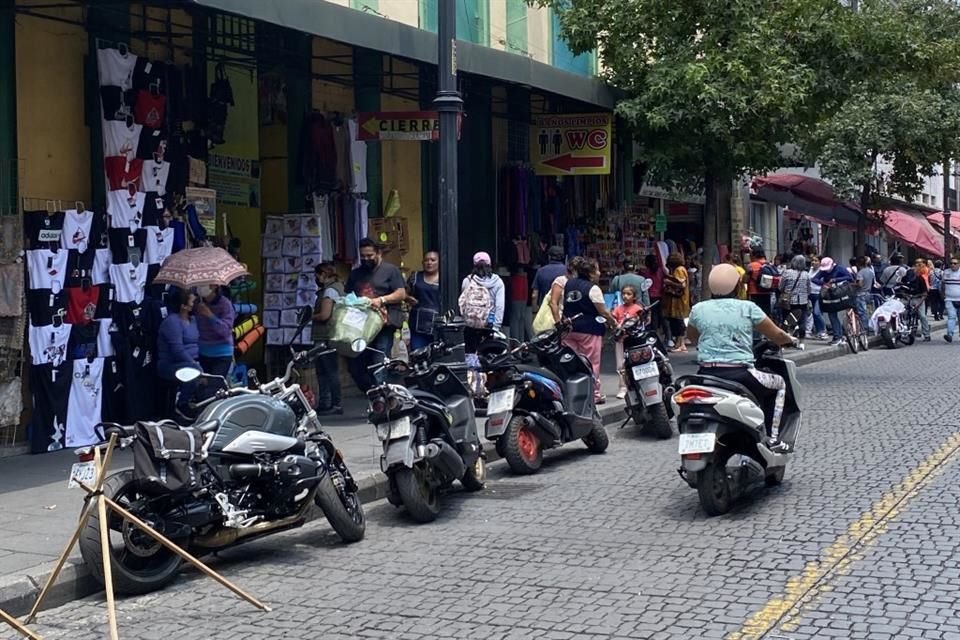 Decenas de motos y motonetas anulan el paso de los caminantes, después de ingresar a toda velocidad sobre el andador peatonal de Talavera.