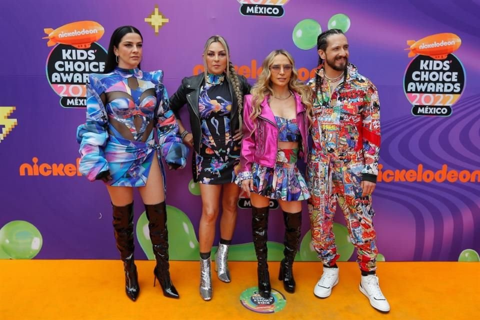 Mariana, Érika, Óscar y Lidia, de OV7, le dieron luz a la pasarela de los Kids Choice Awards.