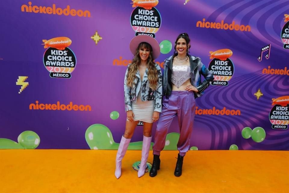 Ha*Ash no dejó de sonreír durante su paso en la alfombra de los Kids Choice Awards.