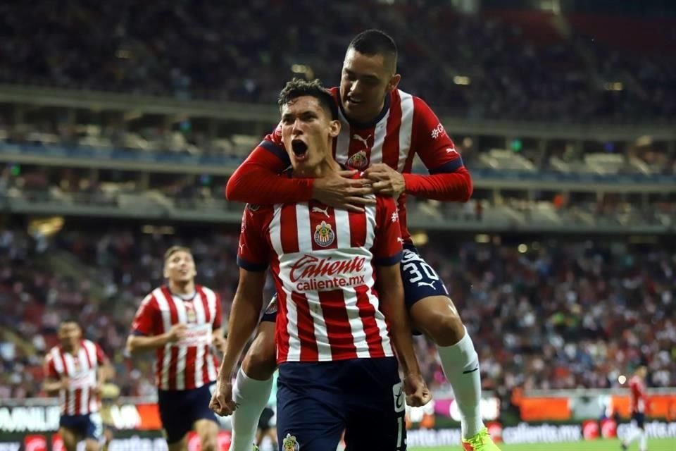 Las Chivas hunden más a los Pumas.