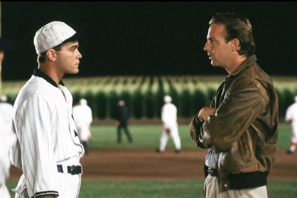 Kevin Costner interpreta a Ray Kinsella en Field of Dreams (El campo de los sueños).