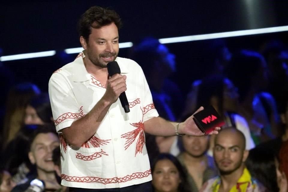 Jimmy Fallon presentó uno de los tantos premios de la noche.