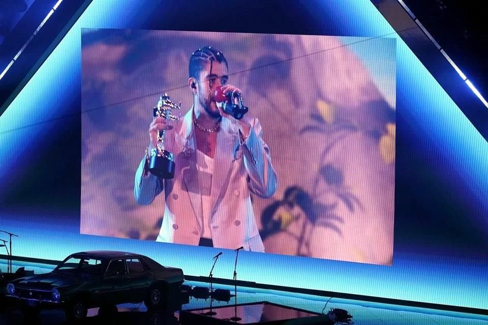 Durante su gran triunfo en los MTV VMAs, Bad Bunny aprovechó para besar en el escenario a dos de sus bailarines: una mujer y un hombre.