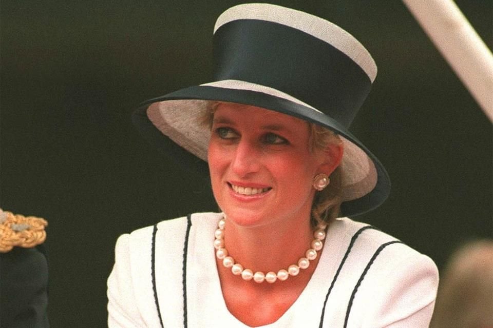 El médico que ayudó a la Princesa Diana en sus últimos momentos de vida tras aquel choque fatídico, recuerda su intensa experiencia.