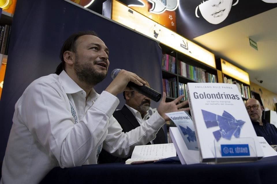 El escritor Emiliano Ruiz Parra durante la presentación de 'Golondrinas'.