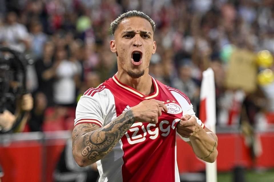 El delantero brasileño Antony pasa del Ajax al Manchester United.