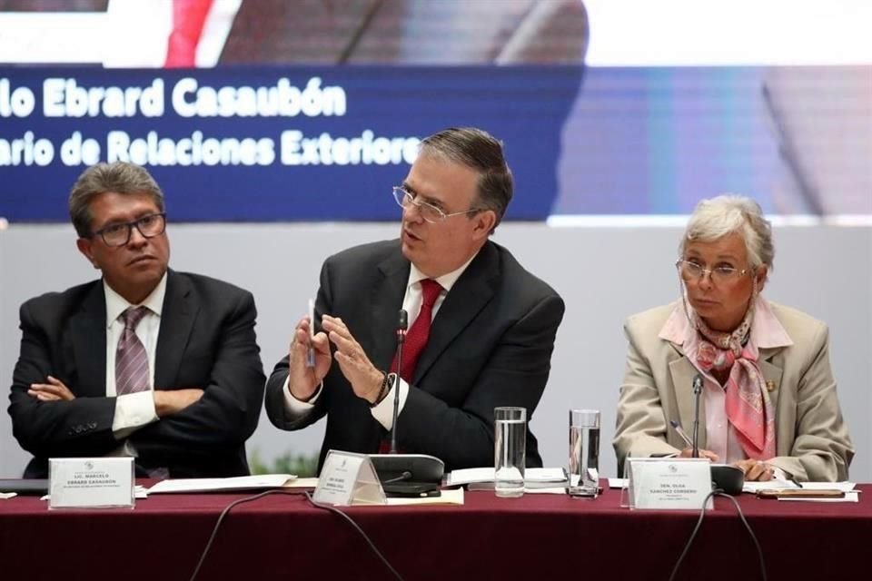 Ebrard asistió a plenaria de Morena en Senado.