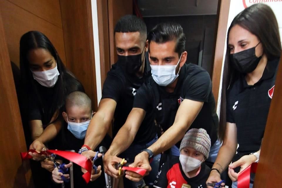 Valeria Lomelí (izq. a der.), Mauro Manotas, Gaddi Aguirre y Magaly Cuadrado acudieron a la inauguración de la ludoteca en Nariz Roja A.C.