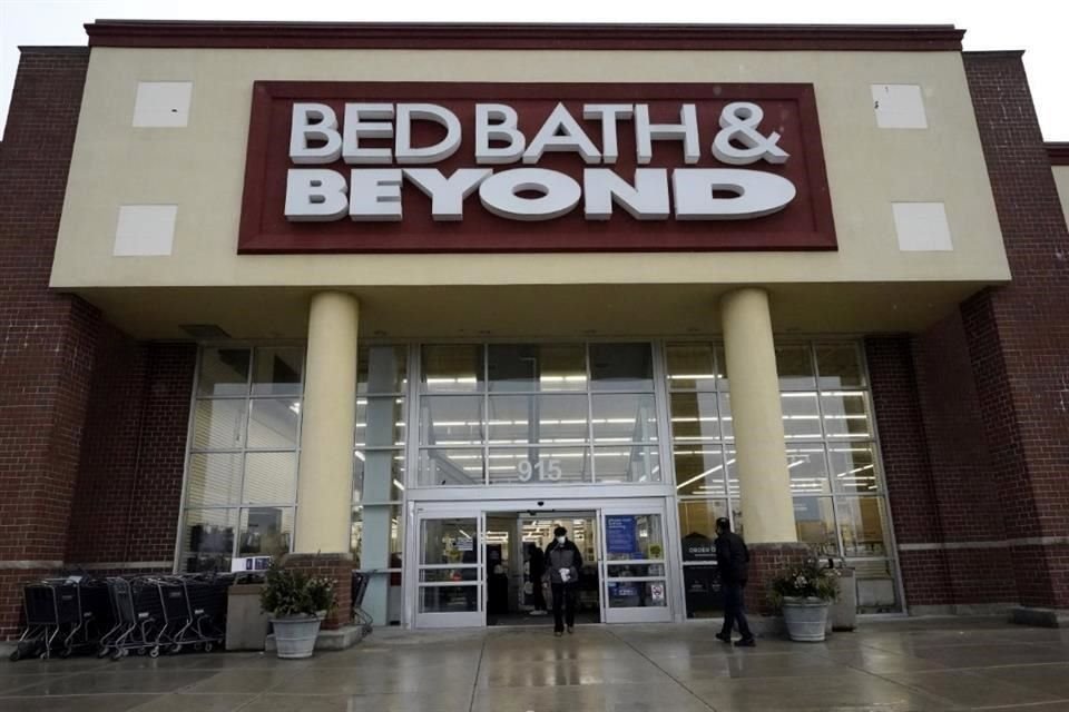 Los títulos de Bed Bath & Beyond llegaron a desplomarse un 26 por ciento tras anunciar una potencial oferta de acciones para ayudar a pagar su deuda.