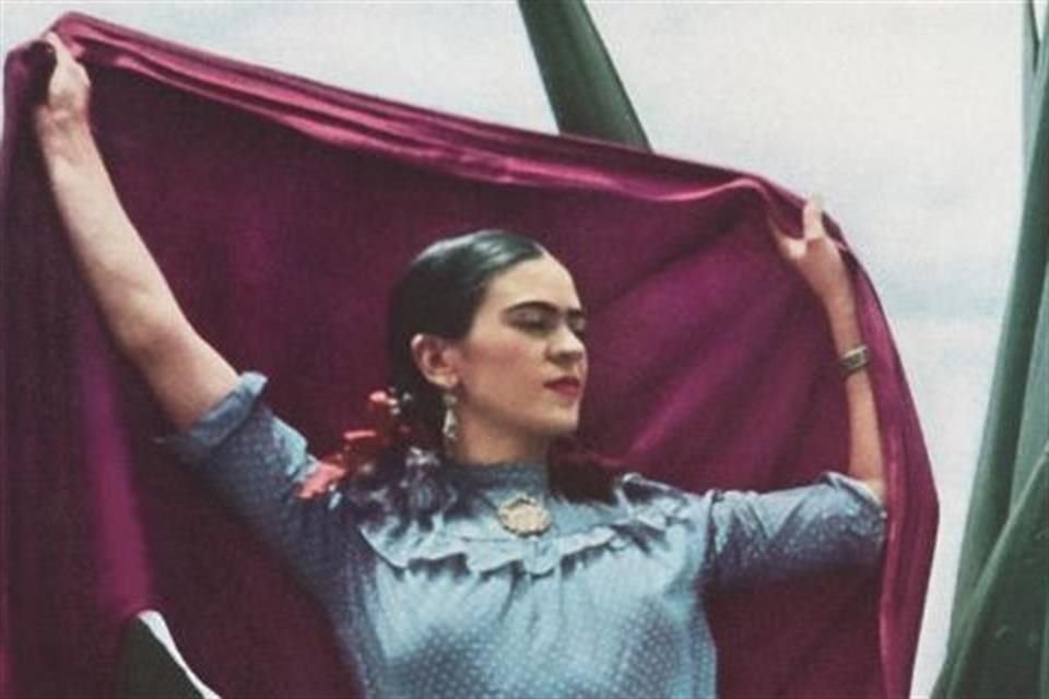 Fotografía de Frida Khalo, de la autoría de Toni Frissell, para la Revista Vogue EU, en 1937.