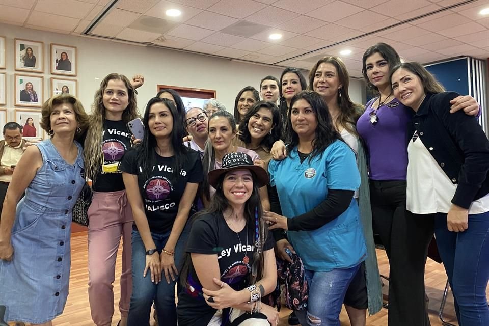 Representantes de colectivos estuvieron en el Congreso de Jalisco, acompañando a la diputada Dolores López durante la aprobación de reformas contra la violencia vicaria.
