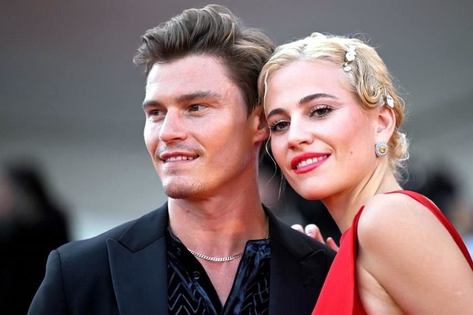 La cantante británica Pixie Lott y el modelo inglés Oliver Cheshire estuvieron muy juntitos durante su paso por la alfombra roja.