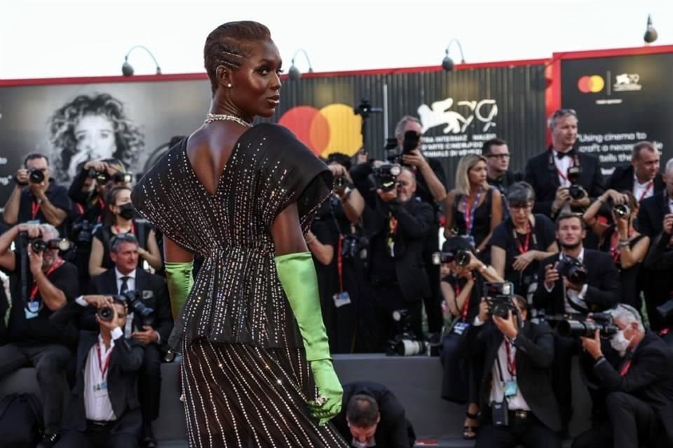 Jodie Turner-Smith posa para los fotógrafos durante la alfombra roja de la premiere del filme inaugural, 'White Noise'.