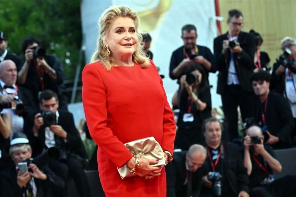 La diva francesa Catherine Deneuve, elegante y feliz a su llegada a la inauguración de la Mostra de este año, donde recibió un premio por su trayectoria.