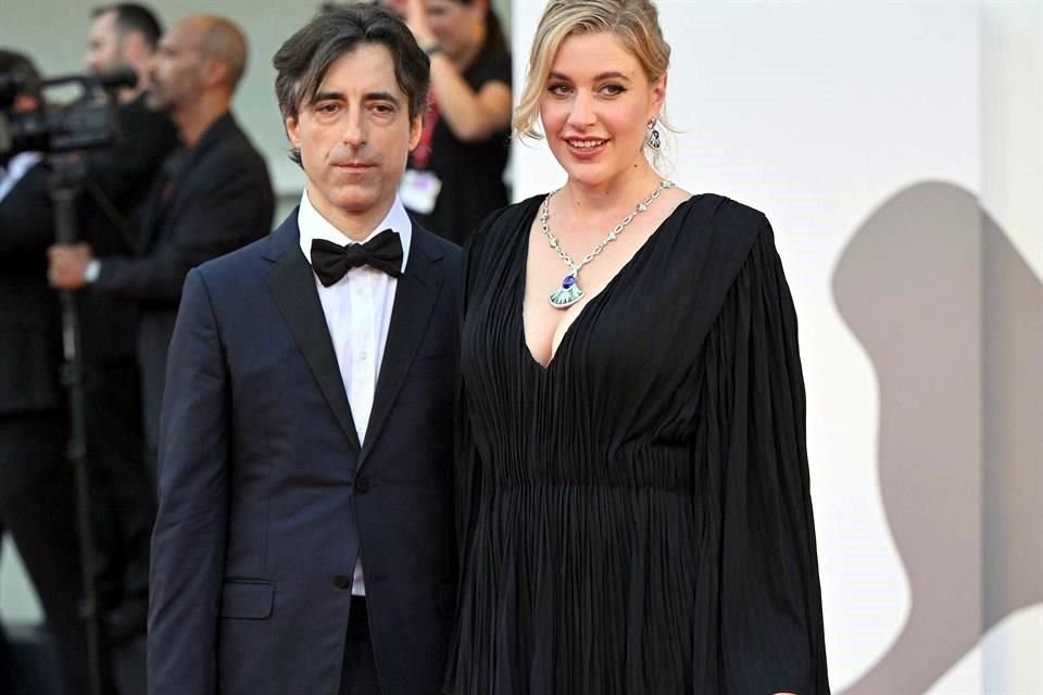 El director estadounidense Noah Baumbach y su pareja, la actriz Greta Gerwig, celebran el estreno de 'White Noise', película que dirige y protagoniza, respectivamente.