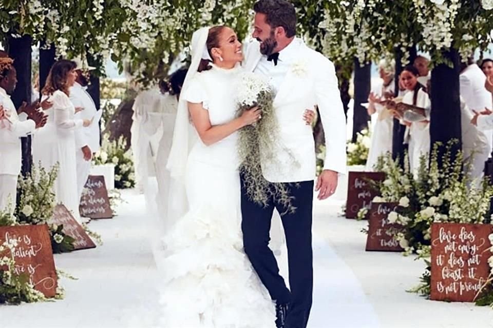 Jennifer Lopez usó su página oficial para difundir por primera vez fotos e información autorizada sobre su boda con el actor Ben Affleck.