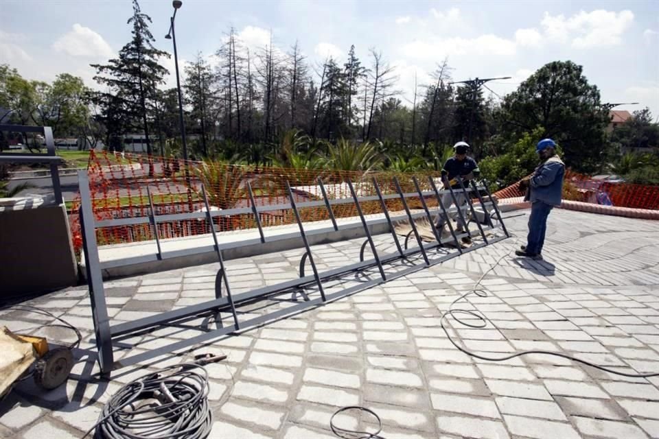 Una cuadrilla de 70 operadores, soldadores y maniobristas trabajan todos los días para hacer que ese puente peatonal  llegue a buen término.