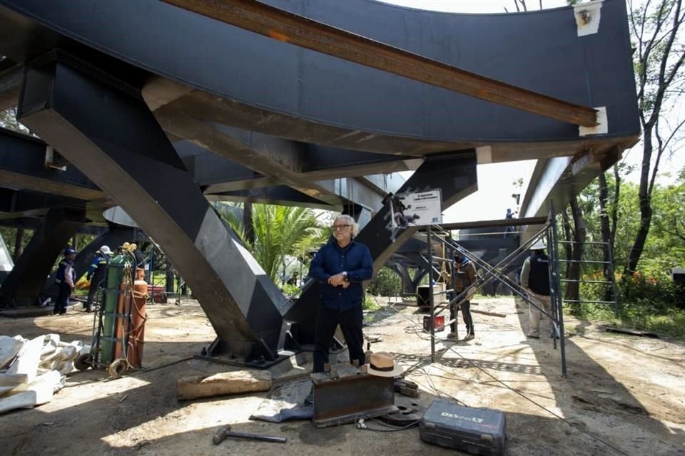 La obra está compuesta por diversos óculos y nodos distribuidos a lo largo de una estructura curva que parte desde la Glorieta de la Lealtad, afuera de Los Pinos.