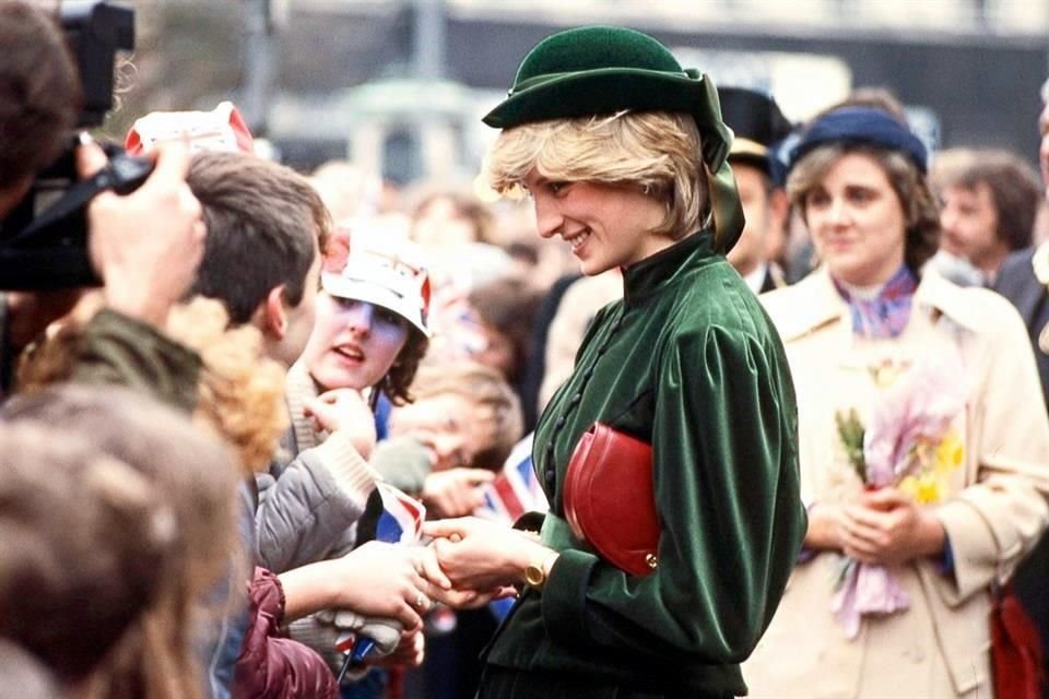 Durante su tiempo con la familia real, la Princesa Diana vestía como le indicaba el Palacio.