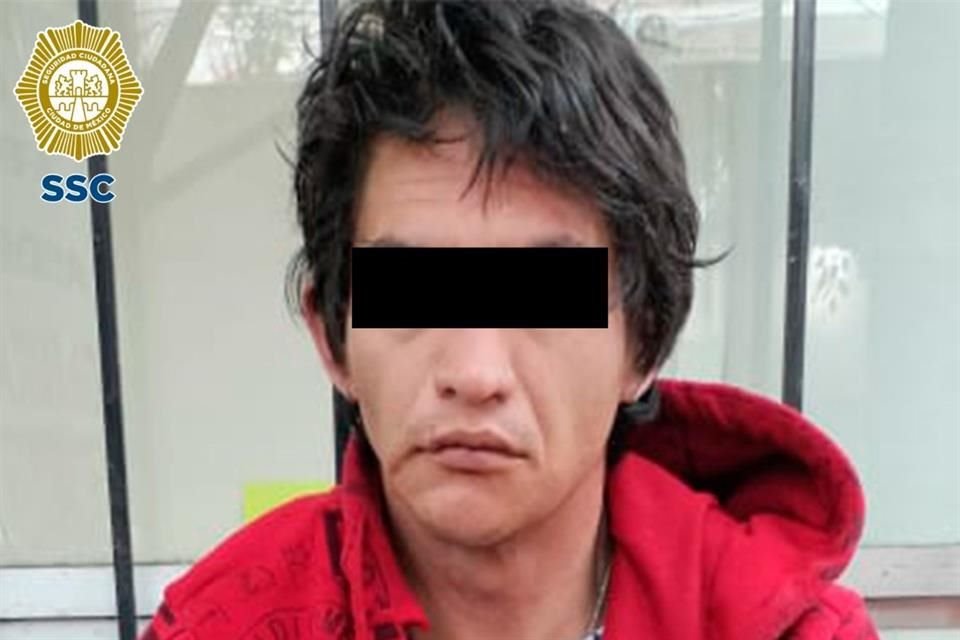 Tras una revisión, al hombre se le halló un arma de fuego corta, celulares y dinero en efectivo.
