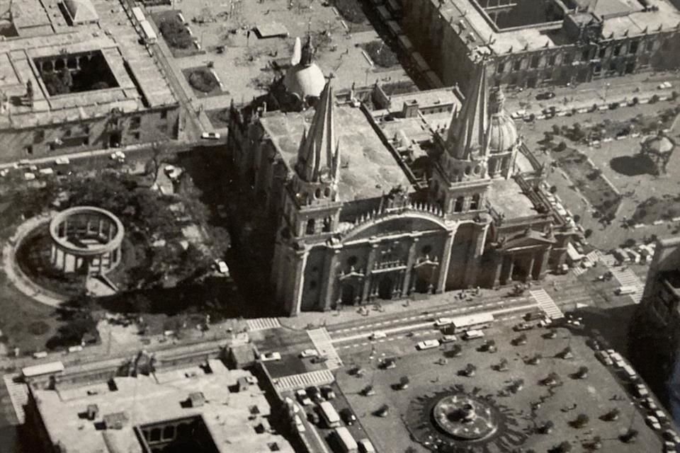 La Cruz de Plazas fue diseñada por Ignacio Díaz Morales, quien además fundó la escuela de arquitectura de la UdeG.