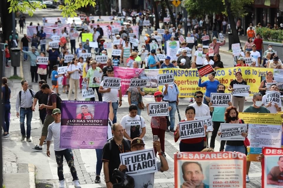 Distintos colectivos marcharon del Parque Rojo a la Plaza de Armas para manifestarse en contra del Gobierno estatal que preside Enrique Alfaro.