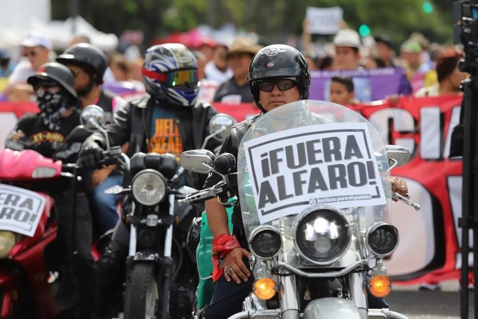 '¡Fuera Alfaro!', '¡Pueblo escucha , también esta es tu lucha!', fueron algunas de las consignas que gritaron los inconforme durante su trayecto.