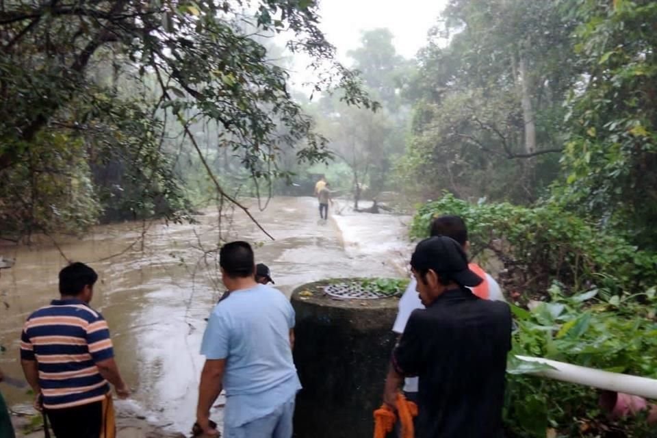 Protección Civil reportó tres personas muertas tras fuertes lluvias en la entidad.