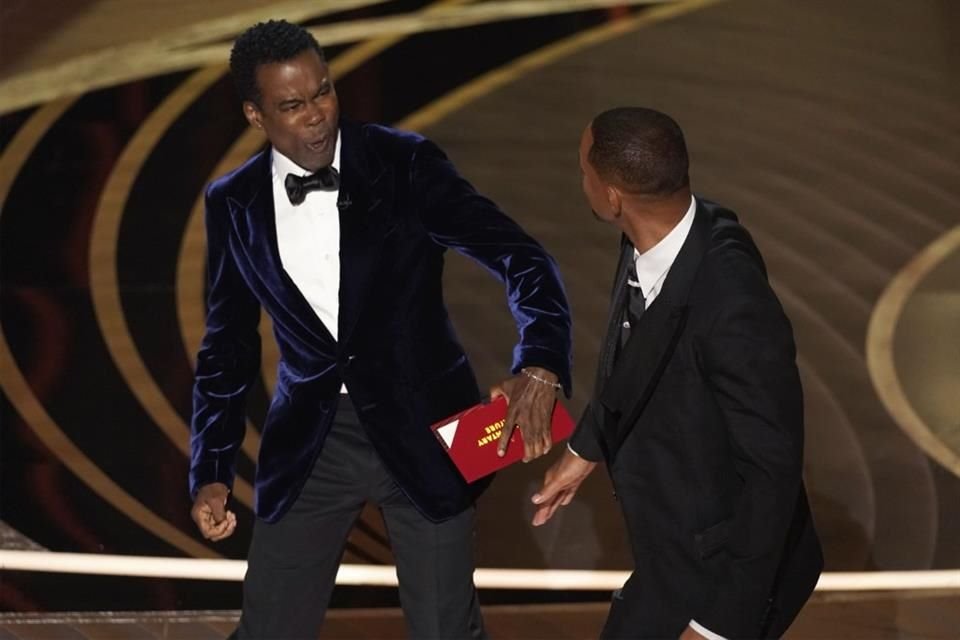 El conductor Chris Rock lanzó una serie de comentarios contra Will Smith al recordar la bofetada que recibió en los Óscar 2022.