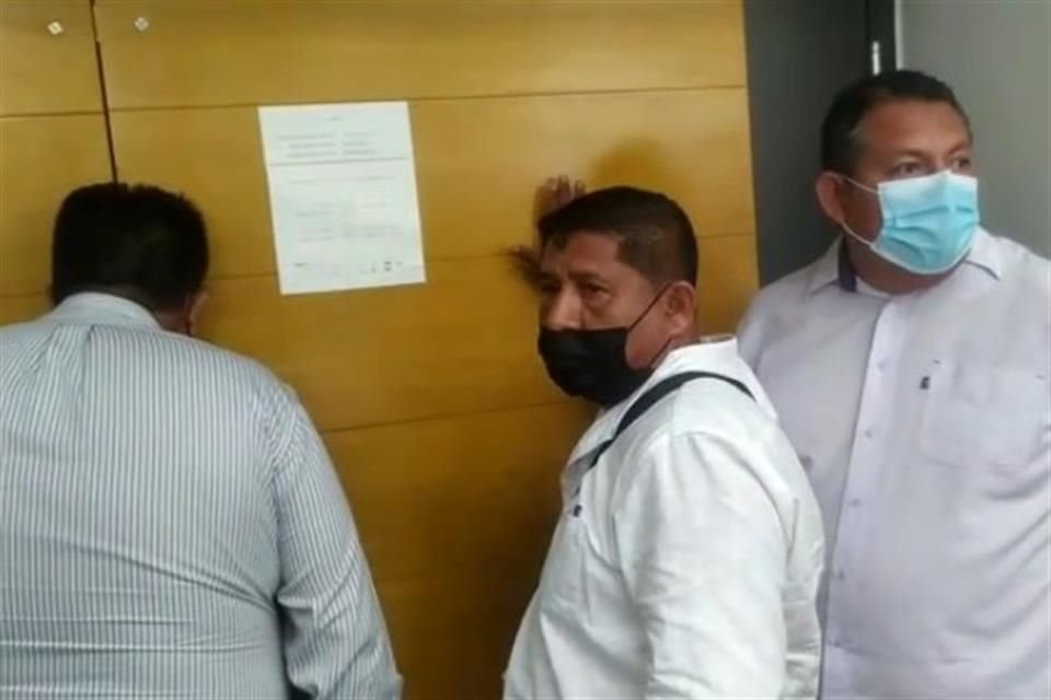 En el inicio de la sesión, seis consejeros que respaldaban a Galdino Nava Díaz para la dirigencia estatal de Morena golpearon la puerta del salón para exigir que se les permitiera entrar.