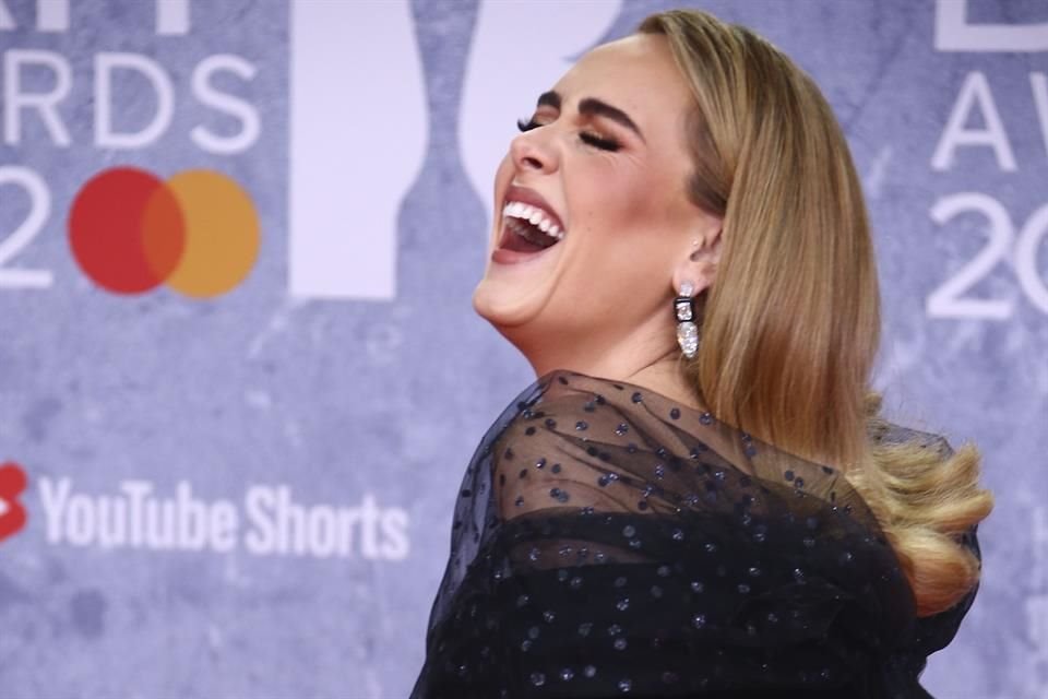 Adele utilizó sus redes sociales para presumir y agradecer el Emmy que obtuvo por el especial 'One Night Only'