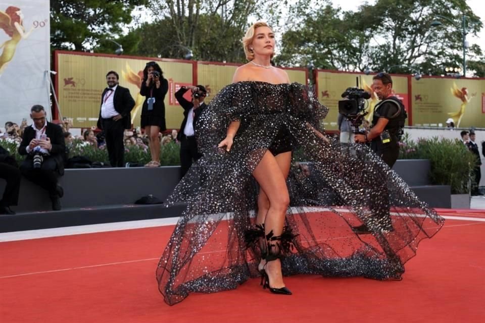 Florence Pugh, pese a no asistir a la conferencia de prensa ni a las entrevistas oficiales por la película, sí desfiló por la alfombra roja.