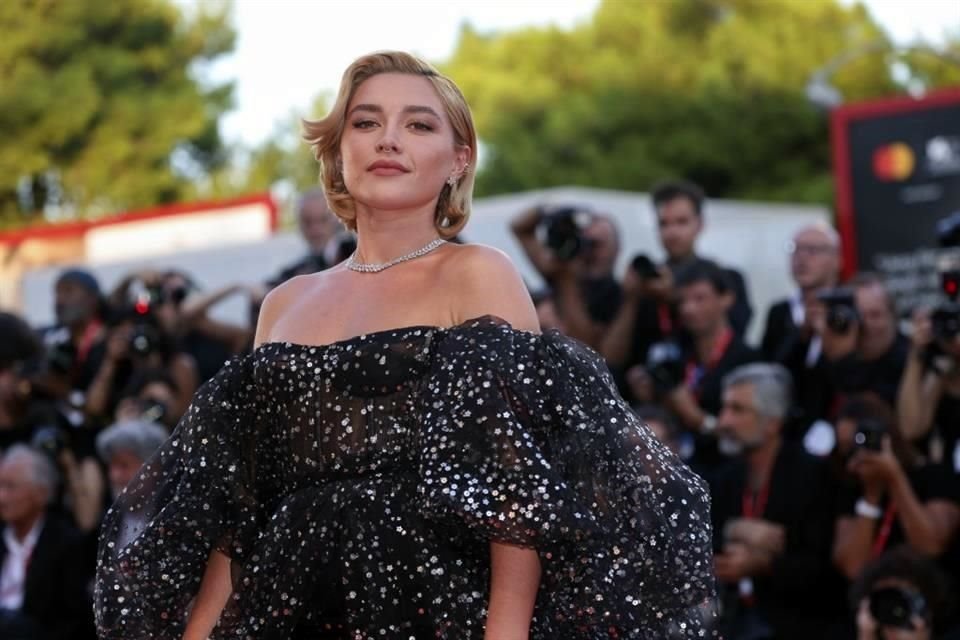 Florence Pugh, protagonista del filme, deslumbró a su paso por el encarpetado rojo en Venecia.