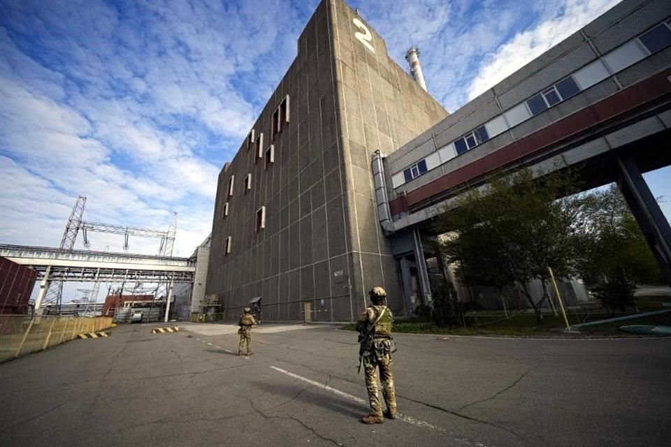 Soldados rusos vigilan la central nuclear de Zaporiyia, en Enerhodar, Ucrania.