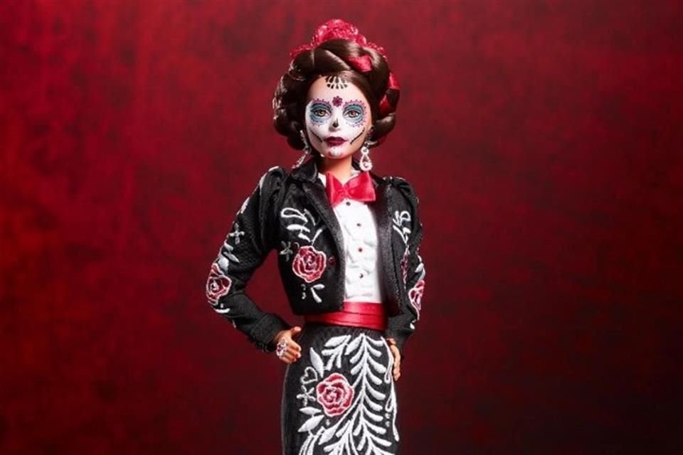 El diseñador Benito Santos trabajó en la edición especial de Barbie Día de Muertos; la muñeca cuenta con un traje que honra la charrería.