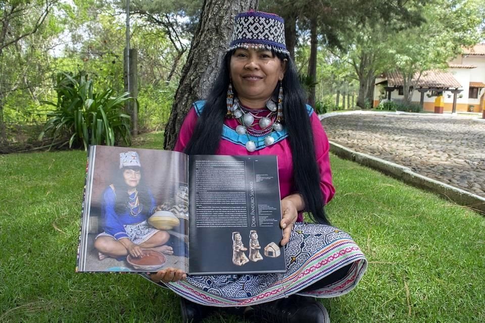 La artesana peruana Lily Sandoval estuvo en Guadalajara para compartir la tradición cerámica de Perú.