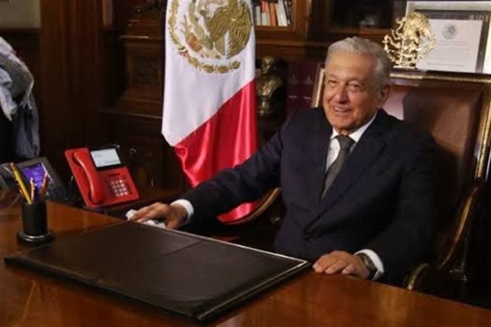El Presidente en conferencia de prensa.