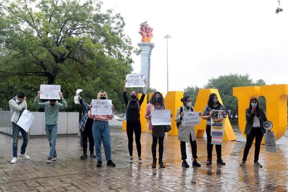 Señalaron que el aspirante a rector tiene denuncias por no atender el acoso a estudiantes por parte de maestros de la Facultad, así como el despido de un catedrático trans.